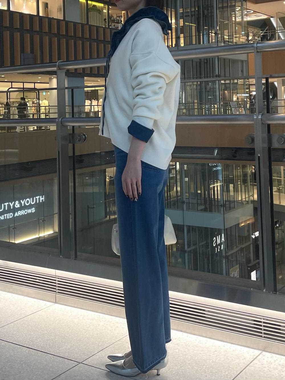 「デニム、デニムパンツ、デニムコーデ、デニムシャツ、ノーリーズ、きれいめカジュアル、カジュアル、カジュアルスタイル、カジュアルコーデ、カーディガン、春、春コーデ、お出かけコーデ、大人女子、大人ファッション」｜「NOLLEY’Sの《手洗い可能》スエット風ニットVネックカーディガン（カーディガン/ボレロ、ホワイト系）」を使った、nanaさん（レディース・163cm）の冬コーディネートの5枚目の写真