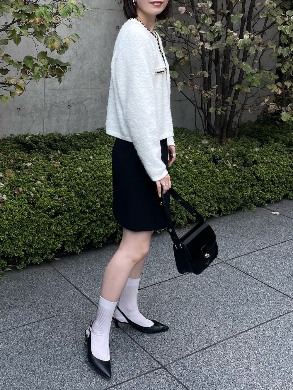 「ノーリーズ、NOLLEY'S、ジャケット、ニットジャケット、ミニスカート、スカート、モノトーン、モノトーンコーデ、オトナ女子、オトナカワイイ、きれいめカジュアル、キレイめ、ソックス×パンプス、ミュール、秋コーデ」｜「NOLLEY’Sの＜飯豊まりえさん着用＞チェーンブレードフワフワジャケット 24AW（カーディガン/ボレロ、ホワイト系）」を使った、nanaさん（レディース・163cm）の秋コーディネートの2枚目の写真