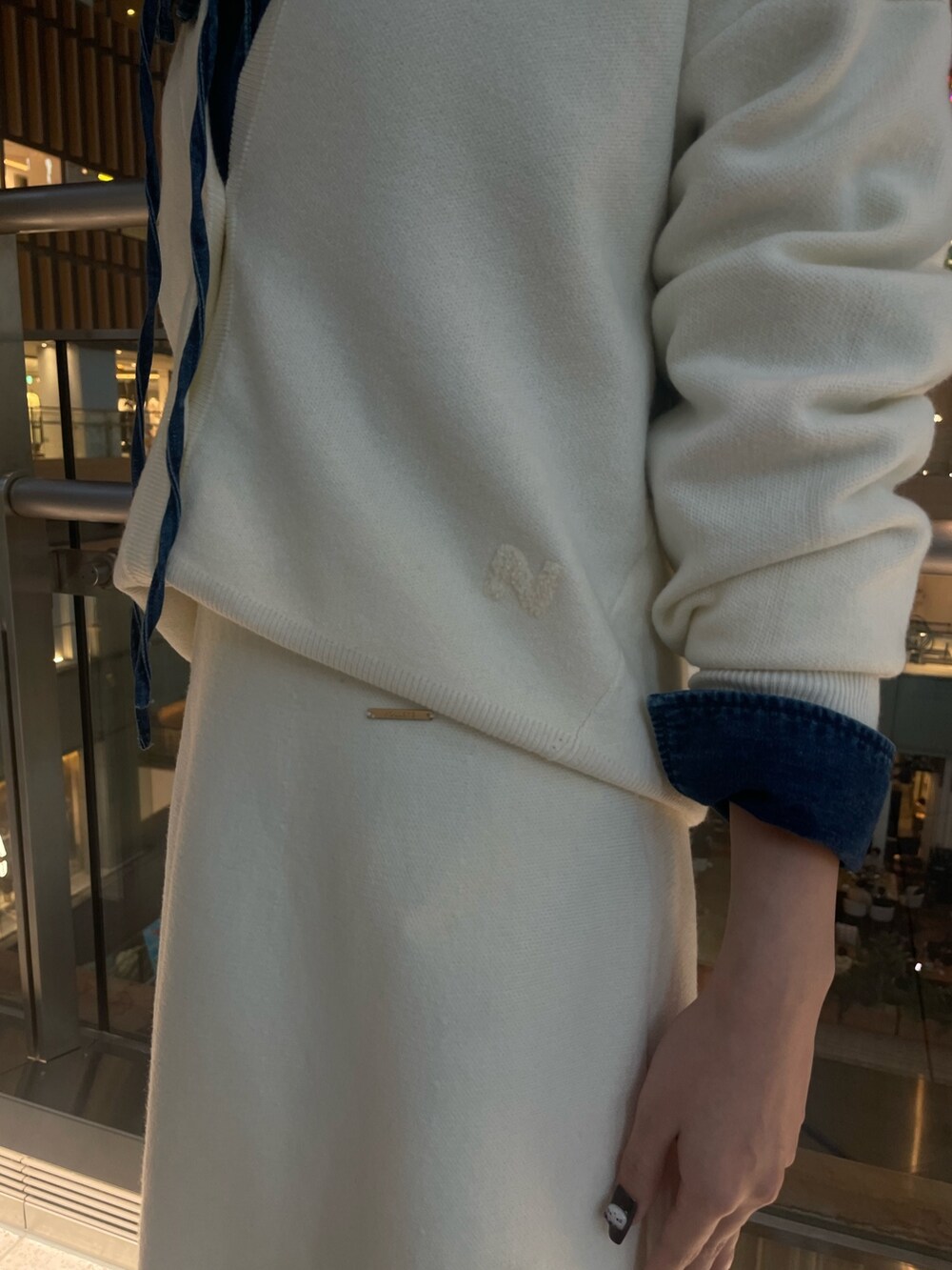「お出かけコーデ、大人女子、着回しコーデ、大人ファッション、デニムコーデ、春、シンプルコーデ、デニム、スウェット、オトナカジュアル、キレイめ、カーディガン、ノーリーズ、デニムシャツ、スカート」｜「NOLLEY’Sの《手洗い可能》スエット風ニットVネックカーディガン（カーディガン/ボレロ、ホワイト系）」を使った、nanaさん（レディース・163cm）の冬コーディネートの5枚目の写真