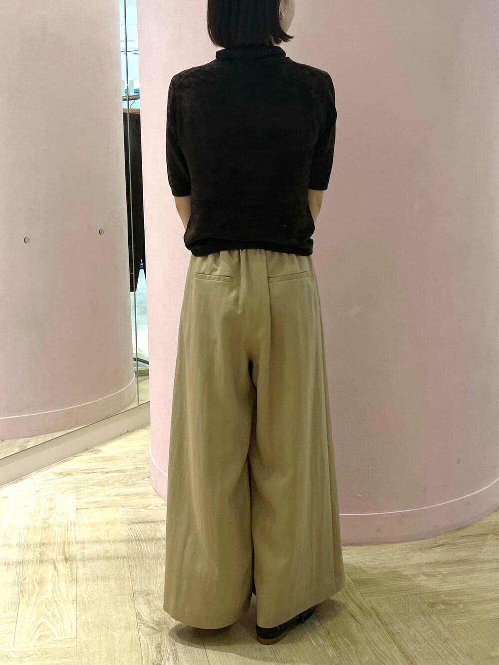 「NOLLEY'S、ノーリーズ、秋コーデ、秋のコーデ、ワントーンコーデ、ベージュ、お出かけコーデ、ワイドパンツ、パンツスタイル、大人カジュアル、きれいめカジュアル、オトナ女子、パンプス、ブラウン、ブラウンコーデ」｜「NOLLEY’Sの《手洗い可能》シアーモール5分袖プルオーバーニット（ニット/セーター、ブラウン系）」を使った、nanaさん（レディース・163cm）の夏コーディネートの3枚目の写真