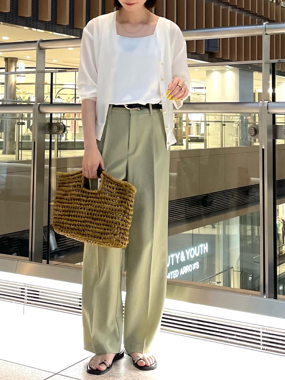 「ワイドパンツ、サンダル、シアートップス、シアーシャツ、シアー、カーディガン、カーキ、きれいめカジュアル、キレイめ、きれいめ、キレイめカジュアル、NOLLEY'S、ノーリーズ、グリーン、夏コーデ」｜「NOLLEY’Sの《手洗い可能》サテン×ベア天2WAYタンクトップ（タンクトップ、ホワイト系）」を使った、nanaさん（レディース・163cm）の春コーディネートの2枚目の写真