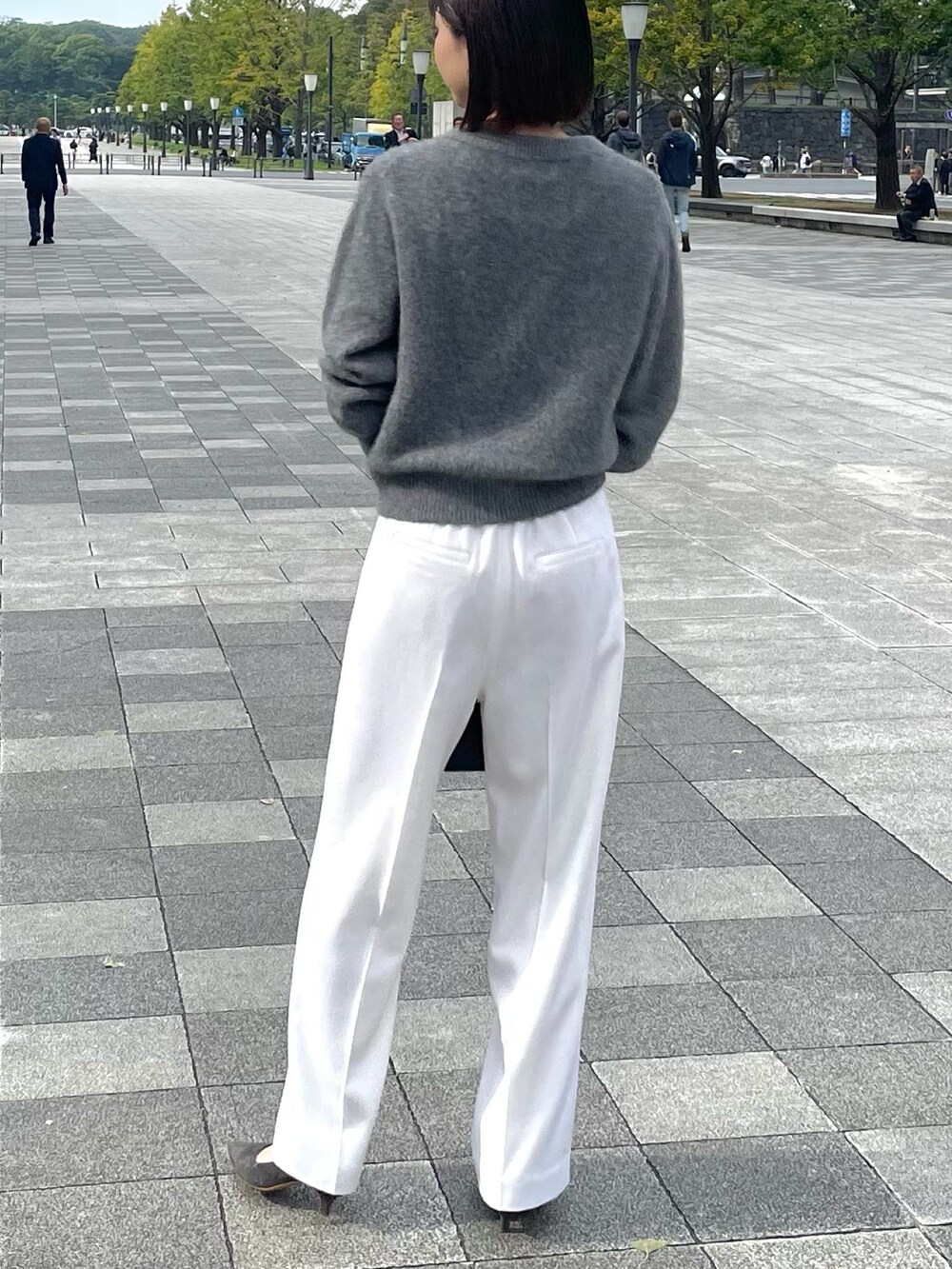 「ノーリーズ、NOLLEY'S、ニット、ヘアリーニット、グレー、グレーのニット、冬コーデ、モノトーン、ワイド、ワイドパンツ、パンツスタイル、パンツコーデ、白パンツ、カジュアル、きれいめカジュアル」｜「NOLLEY’S Sophiのカシミヤ混ヘアリー2WAYプルオーバーニット（ニット/セーター、グレー系）」を使った、nanaさん（レディース・163cm）の冬コーディネートの3枚目の写真