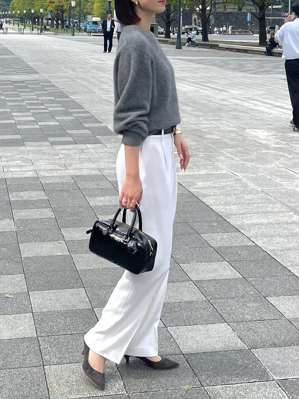 「ノーリーズ、NOLLEY'S、ニット、ヘアリーニット、グレー、グレーのニット、冬コーデ、モノトーン、ワイド、ワイドパンツ、パンツスタイル、パンツコーデ、白パンツ、カジュアル、きれいめカジュアル」｜「NOLLEY’S Sophiのカシミヤ混ヘアリー2WAYプルオーバーニット（ニット/セーター、グレー系）」を使った、nanaさん（レディース・163cm）の冬コーディネートの2枚目の写真