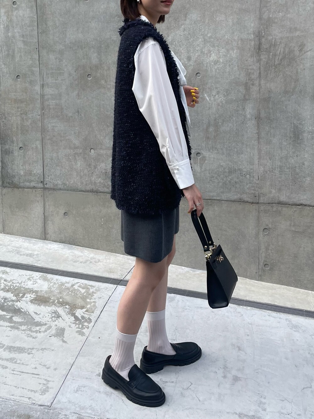 「秋コーデ、リボン、ノーリーズ、NOLLEY'S、ミニスカート、スカート、オトナ女子、オトナカワイイ、秋のコーデ、大人可愛い、ローファー、きれいめカジュアル、シャツスタイル、ベスト、ブラウス」｜「NOLLEY’Sの＜飯豊まりえさん着用＞リボンタイ パール釦シャツ（シャツ/ブラウス、ホワイト系）」を使った、nanaさん（レディース・163cm）の秋コーディネートの2枚目の写真