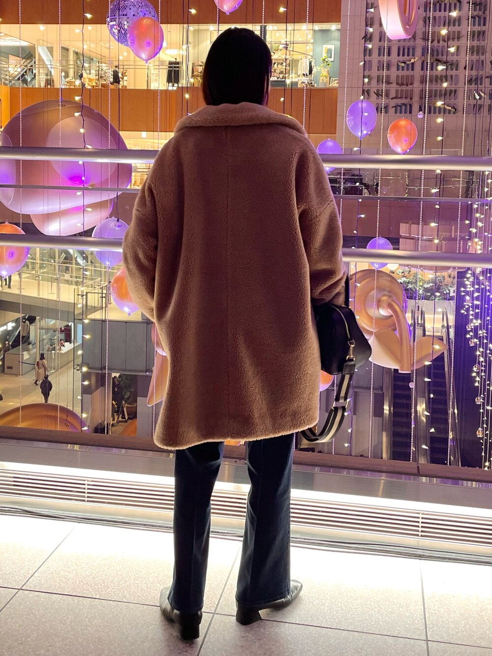 「ノーリーズ、NOLLEY'S、冬コーデ、アウター、冬服、大人コーデ、コート、ボストンバッグ、ベージュ、キャメル、デニム、デニムコーデ、冬アウター、クリスマスに着たい服、もこもこ」｜「Traditional Weatherwearの【TRADITIONAL WEATHERWEAR】NOLLEYS別注 MALTON ECO FURブルゾン（ダッフルコート、イエロー系）」を使った、nanaさん（レディース・163cm）の冬コーディネートの4枚目の写真