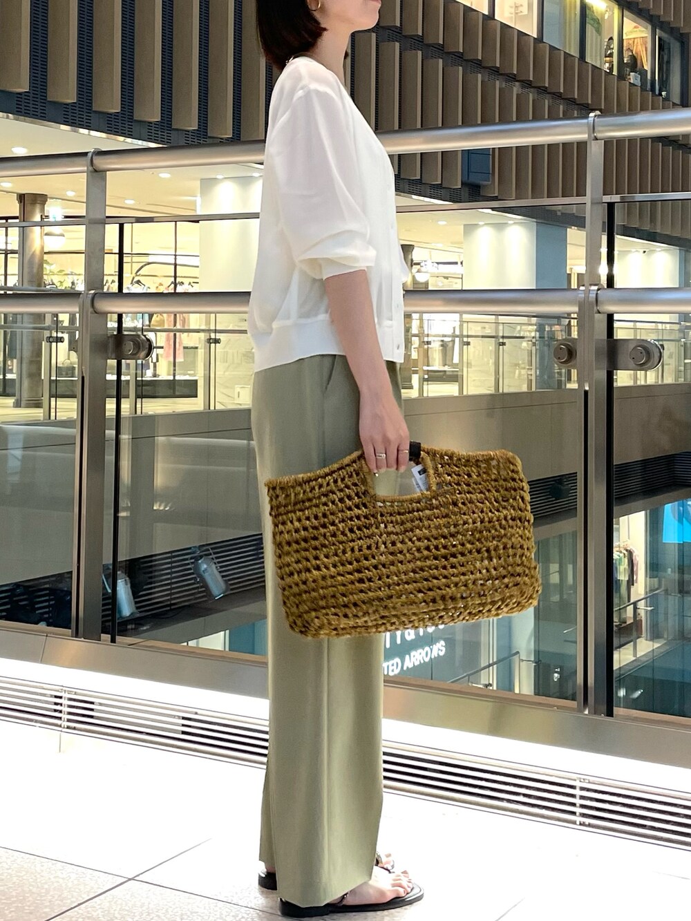 「ワイドパンツ、サンダル、シアートップス、シアーシャツ、シアー、カーディガン、カーキ、きれいめカジュアル、キレイめ、きれいめ、キレイめカジュアル、NOLLEY'S、ノーリーズ、グリーン、夏コーデ」｜「NOLLEY’Sの《手洗い可能》サテン×ベア天2WAYタンクトップ（タンクトップ、ホワイト系）」を使った、nanaさん（レディース・163cm）の春コーディネートの4枚目の写真