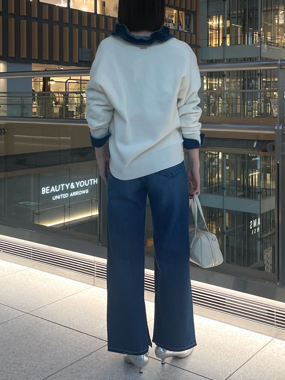 「デニム、デニムパンツ、デニムコーデ、デニムシャツ、ノーリーズ、きれいめカジュアル、カジュアル、カジュアルスタイル、カジュアルコーデ、カーディガン、春、春コーデ、お出かけコーデ、大人女子、大人ファッション」｜「NOLLEY’Sの《手洗い可能》スエット風ニットVネックカーディガン（カーディガン/ボレロ、ホワイト系）」を使った、nanaさん（レディース・163cm）の冬コーディネートの4枚目の写真