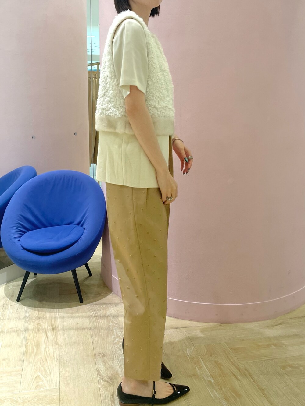 「ジレ、ファージレ、ベスト、パンツスタイル、パンツコーデ、ノーリーズ、NOLLEY'S、ワントーン、ベージュ、ベージュコーデ、大人カジュアルコーデ、オトナ女子、秋先取りコーデ、秋コーデ、秋のコーデ」｜「NOLLEY’Sのエコファー切り替えニットジレ（ベスト、ホワイト系）」を使った、nanaさん（レディース・163cm）の夏コーディネートの3枚目の写真