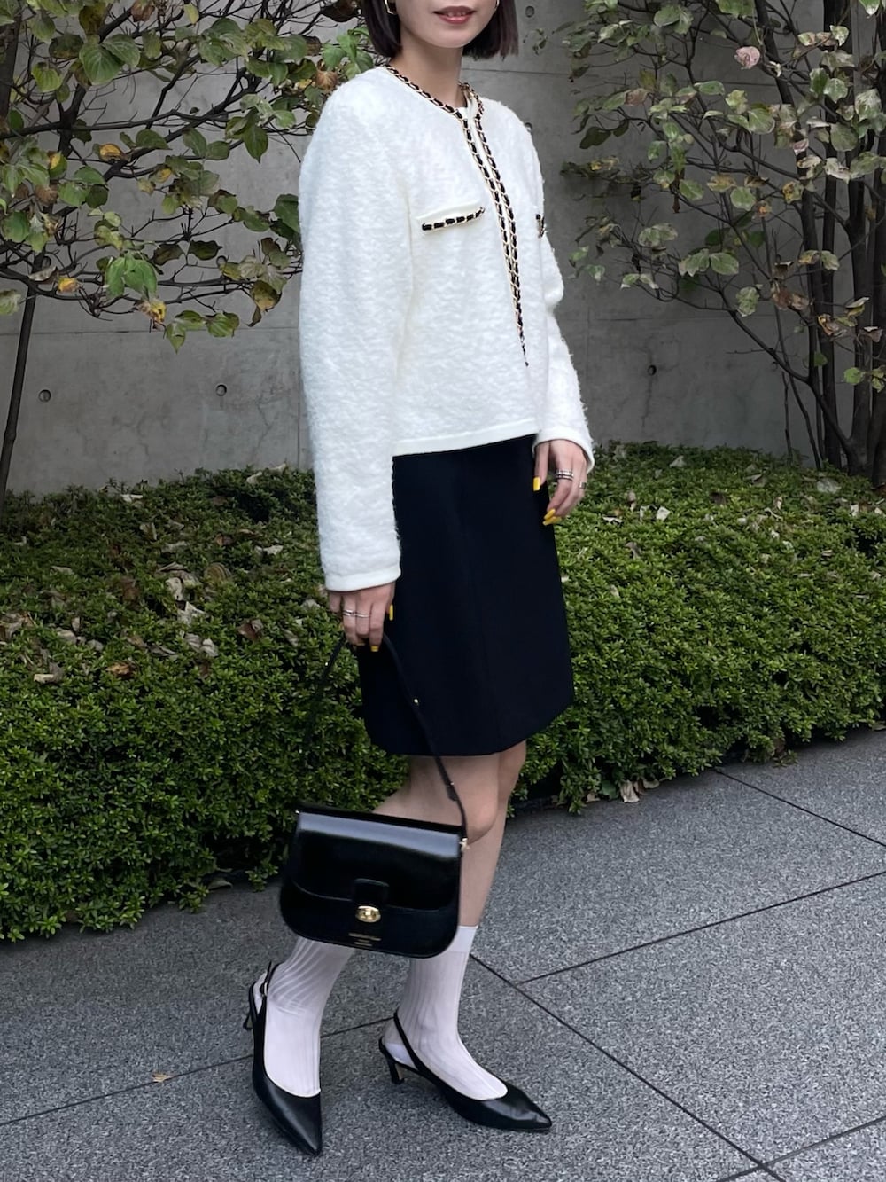 「ノーリーズ、NOLLEY'S、ジャケット、ニットジャケット、ミニスカート、スカート、モノトーン、モノトーンコーデ、オトナ女子、オトナカワイイ、きれいめカジュアル、キレイめ、ソックス×パンプス、ミュール、秋コーデ」｜「NOLLEY’Sの＜飯豊まりえさん着用＞チェーンブレードフワフワジャケット 24AW（カーディガン/ボレロ、ホワイト系）」を使った、nanaさん（レディース・163cm）の秋コーディネートの3枚目の写真