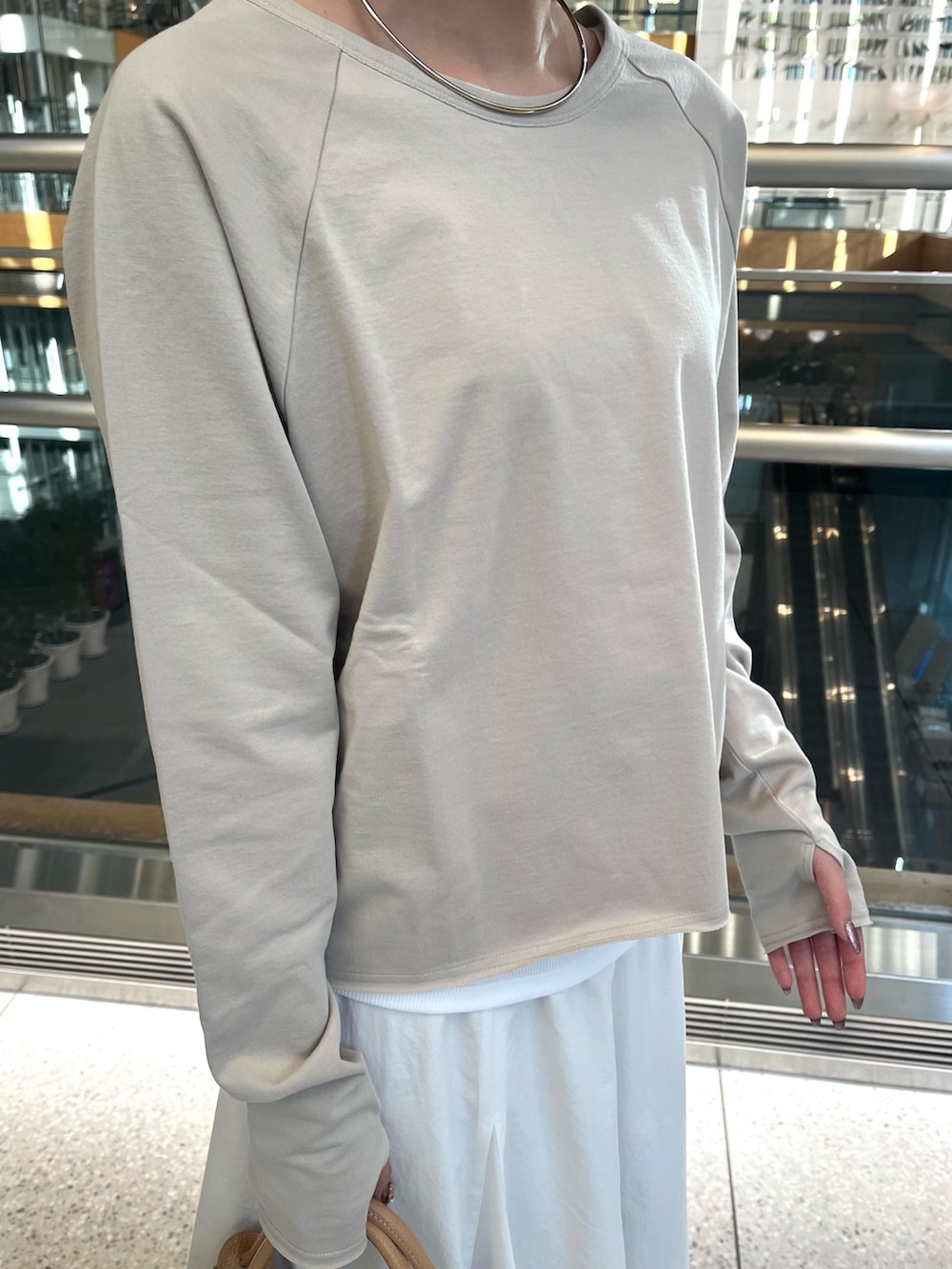 「NOLLEY'S、ノーリーズ、オトナ女子、ゆるコーデ、キレイめ、オトナカジュアル、春服、カジュアルスタイル、ママファッション、かごバッグ、春、春コーデ、春夏コーデ、ベージュ、ワントーンコーデ」｜「NOLLEY’Sのタンク付きレイヤードプルオーバー（Tシャツ/カットソー、ベージュ系）」を使った、nanaさん（レディース・163cm）の春コーディネートの4枚目の写真