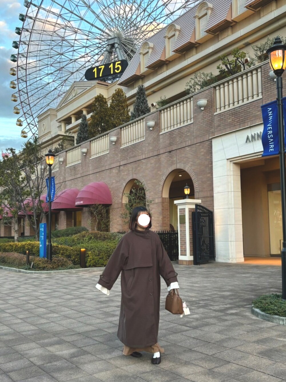 ベージュ系のシャツ/ブラウス、ベージュ系のスカート、ブラウン系のパンプスを着用したレディースの冬コーディネートの2枚目の写真