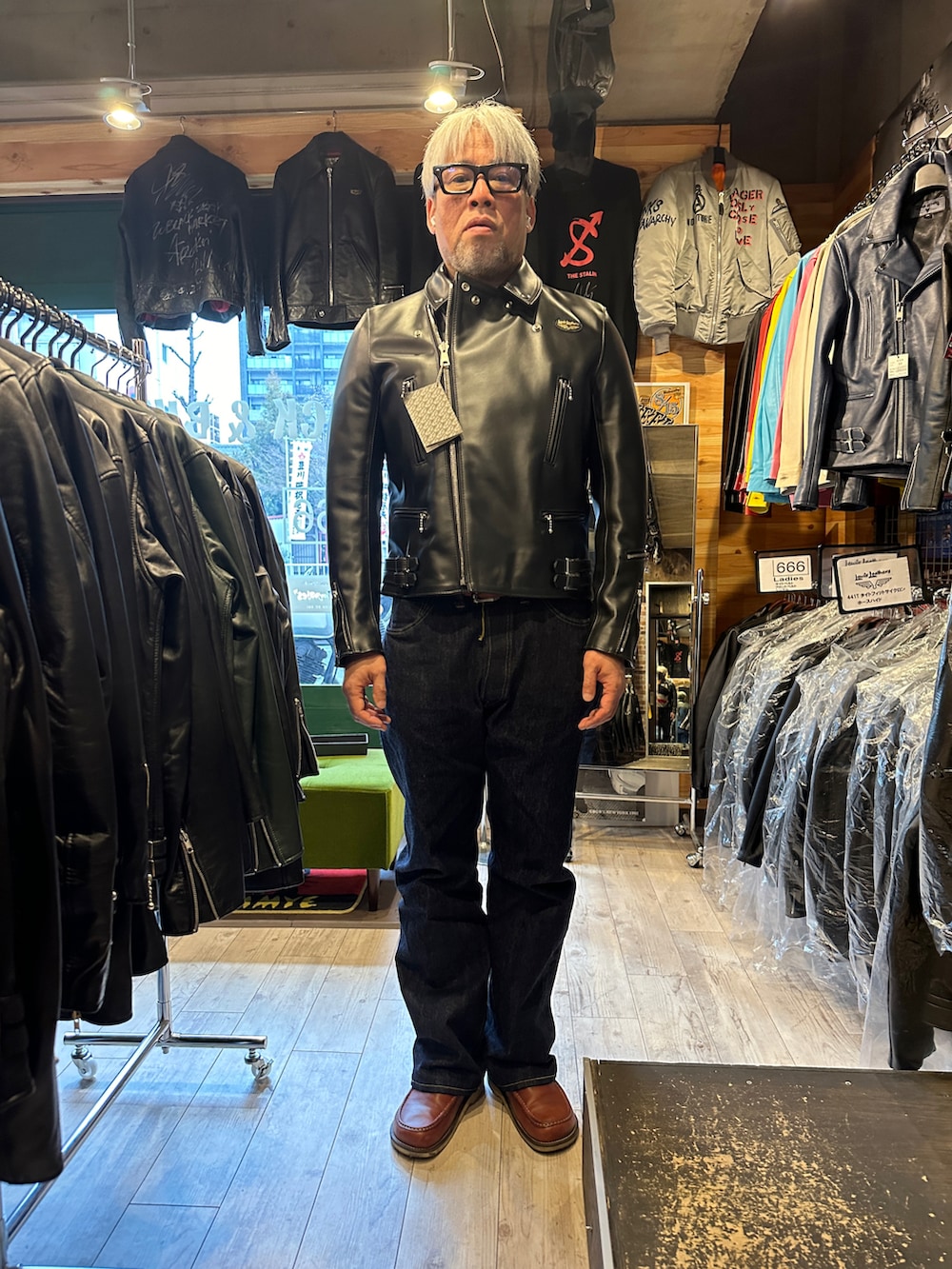 「SUGAR CANEのアイテム（デニムパンツ、ブルー系）」を使った、杉澤俊哉さん（メンズ・179cm）の冬コーディネートの2枚目の写真