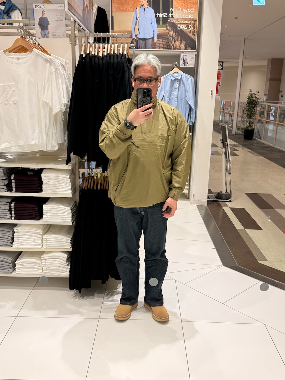 ベージュ系のミリタリージャケット、ブルー系のデニムパンツ、ベージュ系のブーツを着用したメンズの冬コーディネートの2枚目の写真