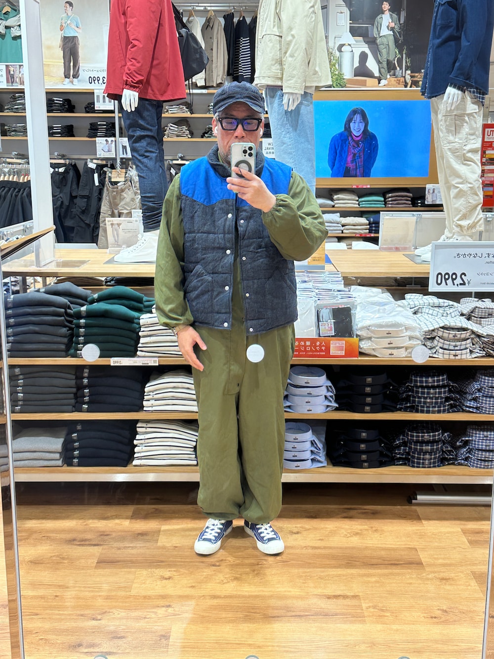 ブルー系のスニーカー、グリーン系のつなぎ/オールインワン、ブルー系のダウンベストを着用したメンズの冬コーディネートの2枚目の写真