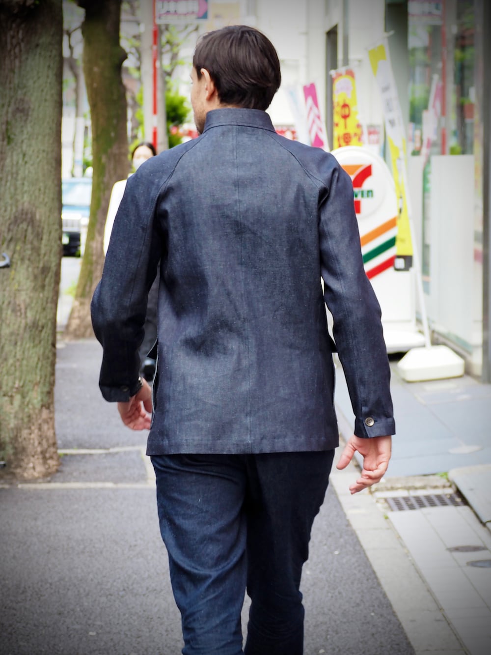 ブルー系のデニムジャケット、ブラック系のデジタル腕時計を着用したメンズの春コーディネートの5枚目の写真