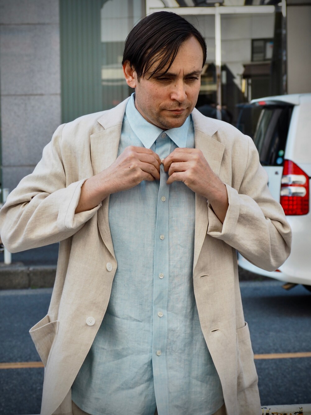 ブルー系のシャツ/ブラウス、ベージュ系のその他パンツ、ベージュ系のジャケット/アウターを着用したメンズの春コーディネートの2枚目の写真