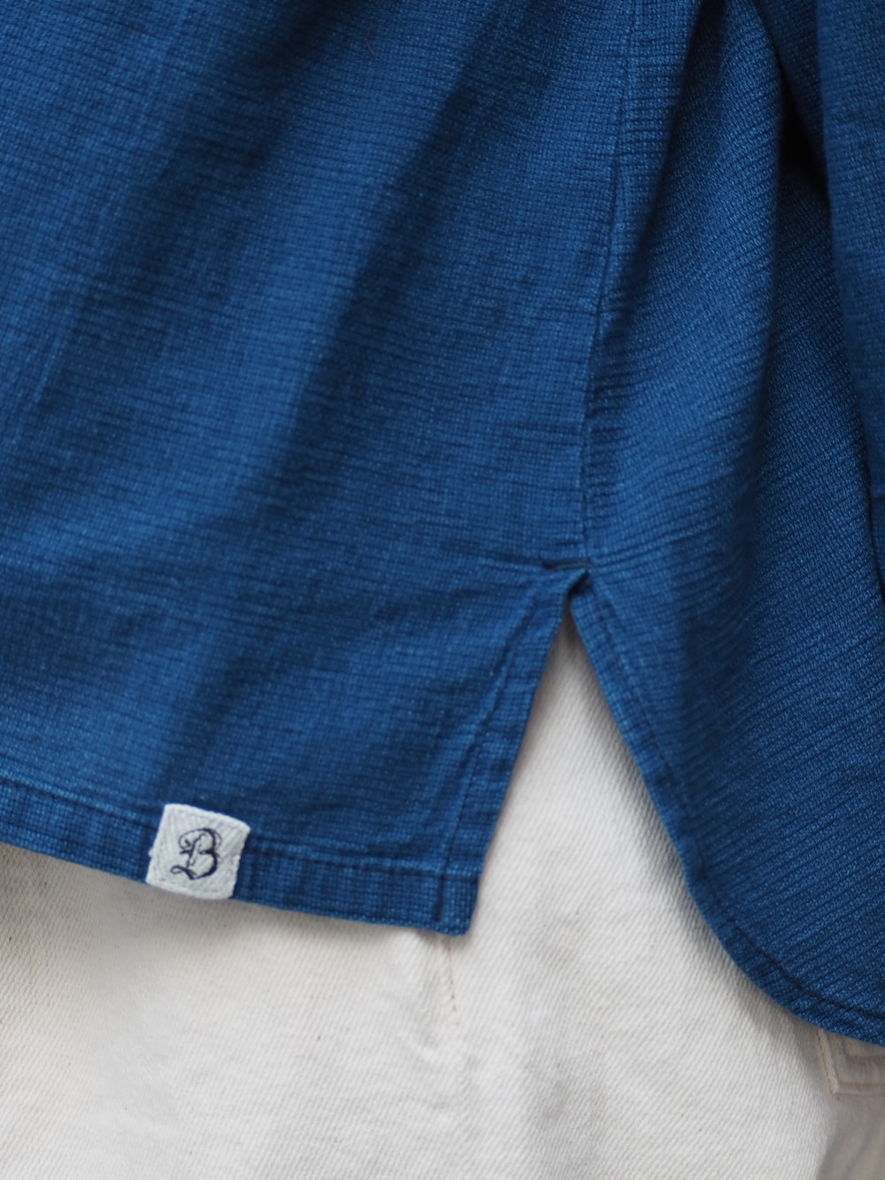 ブルー系のシャツ/ブラウス、ホワイト系のデニムパンツを着用したメンズの春コーディネートの5枚目の写真