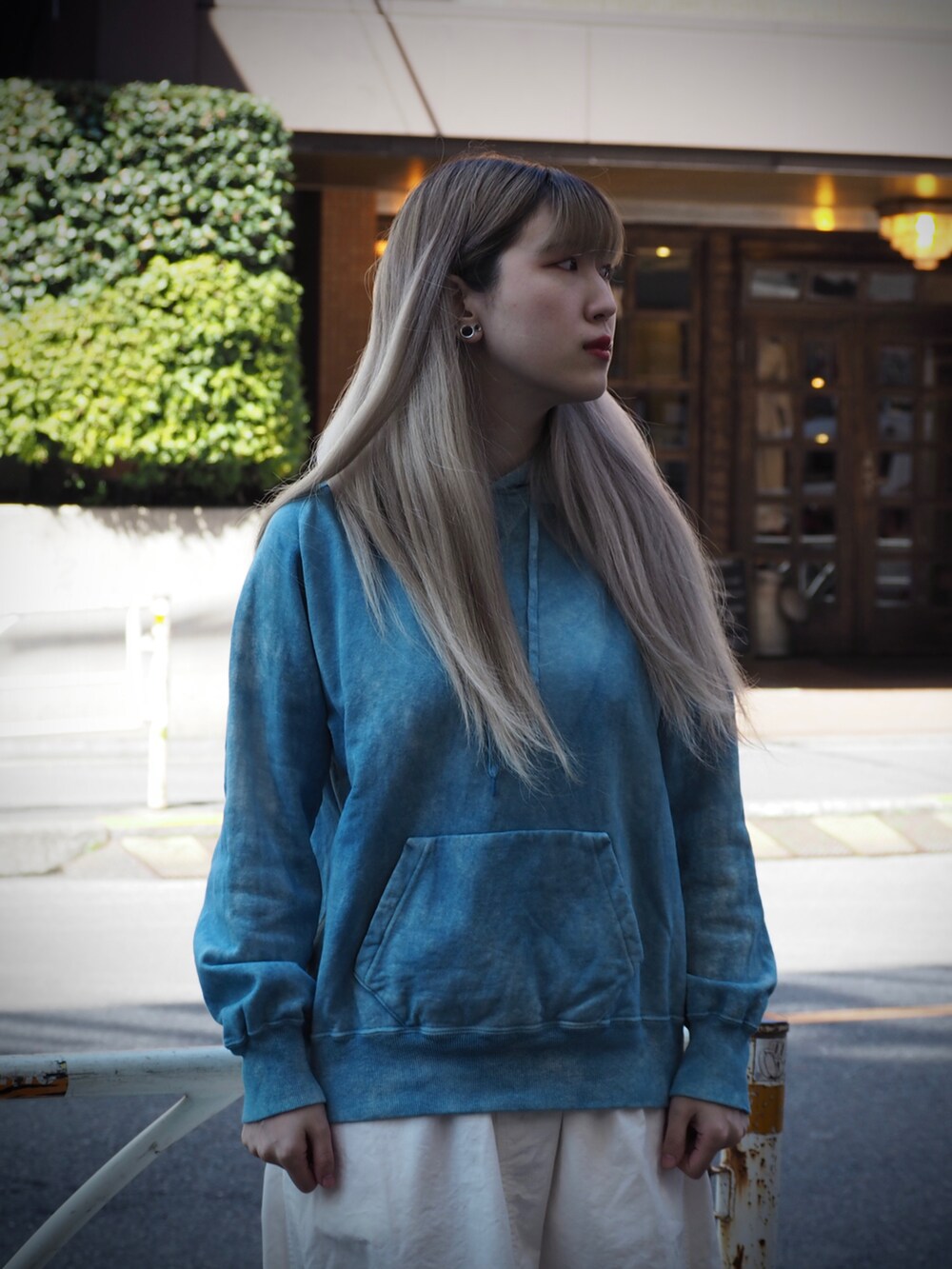 ブルー系のパーカーを着用したレディースの春コーディネートの4枚目の写真