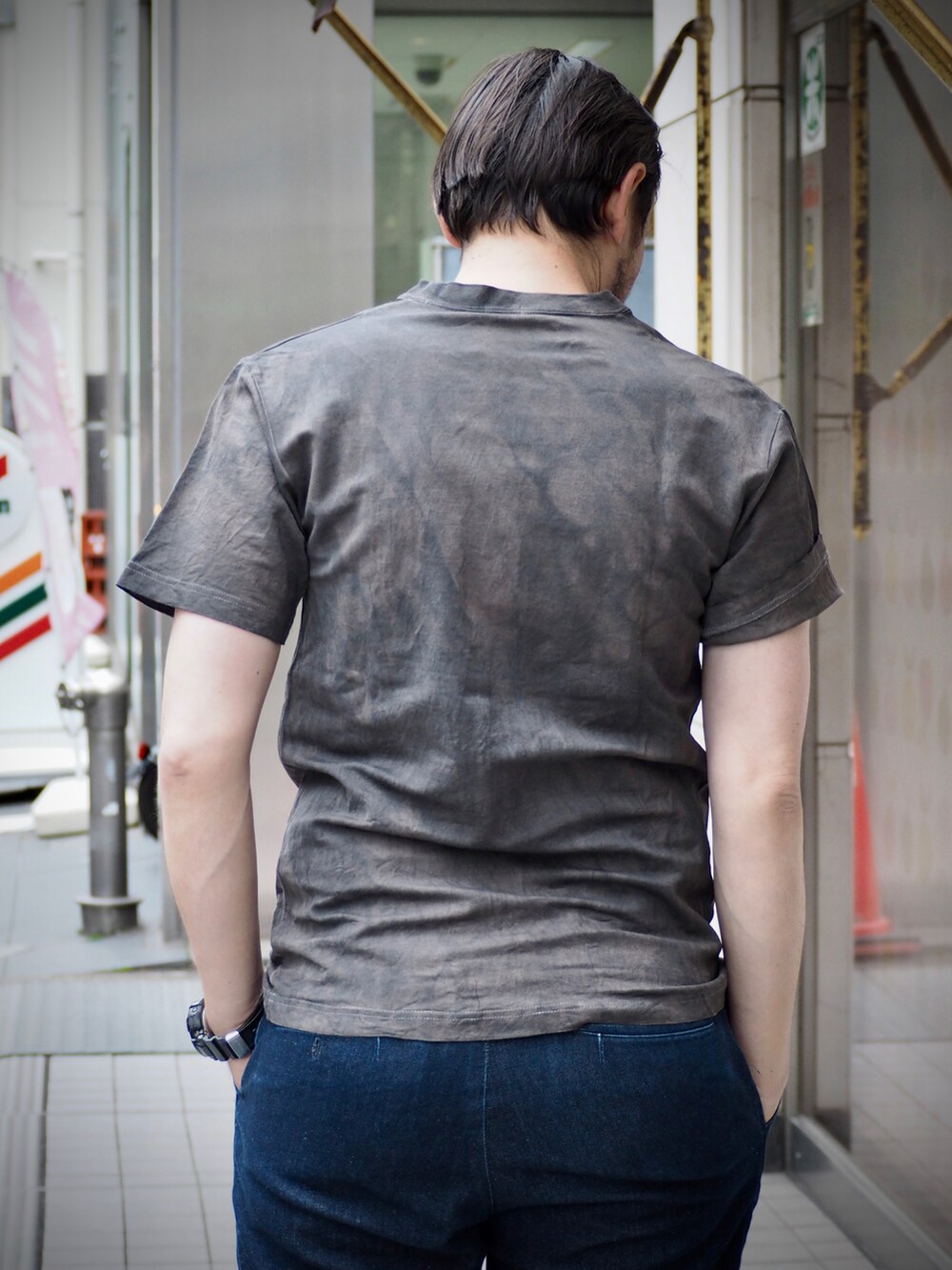 グレー系のTシャツ/カットソー、ブルー系のデニムパンツ、ブラック系のデジタル腕時計を着用したメンズの春コーディネートの4枚目の写真