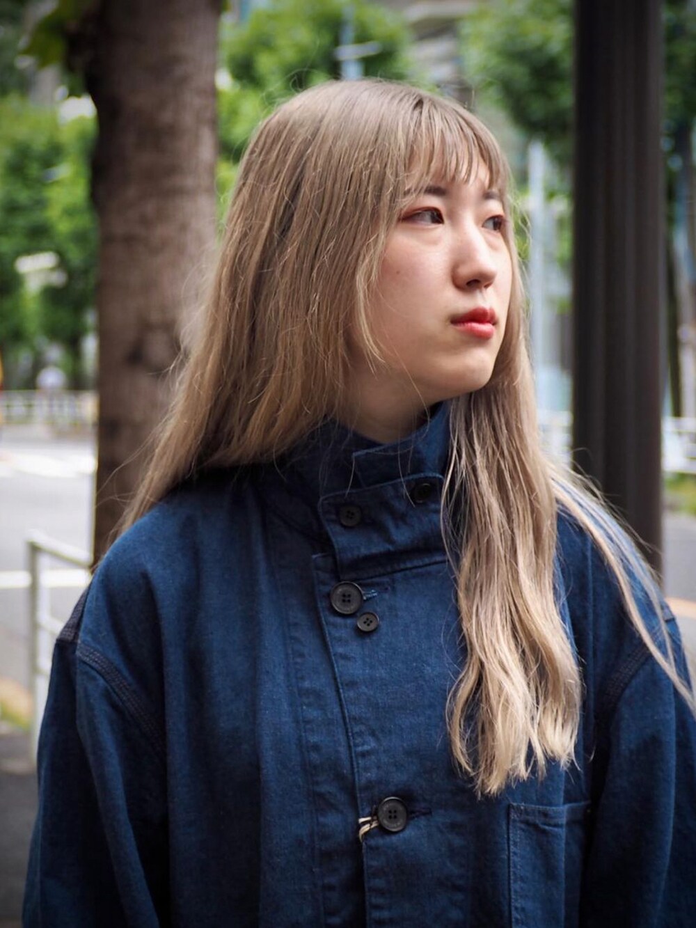 ブルー系のチェスターコート、ブルー系のシャツ/ブラウス、ブラック系のデジタル腕時計を着用したメンズの秋コーディネートの5枚目の写真