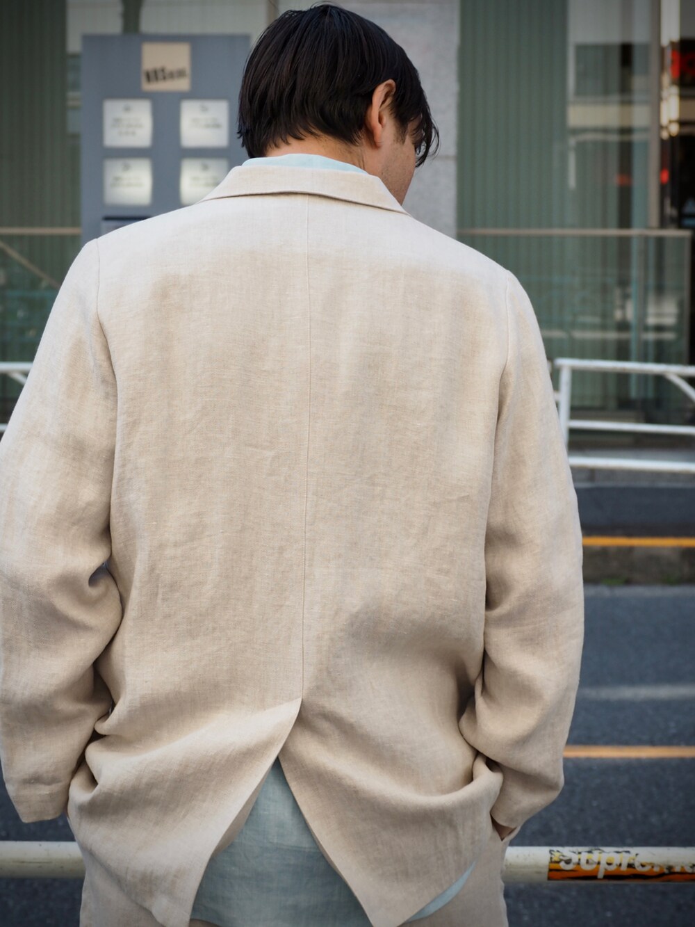 ブルー系のシャツ/ブラウス、ベージュ系のその他パンツ、ベージュ系のジャケット/アウターを着用したメンズの春コーディネートの5枚目の写真