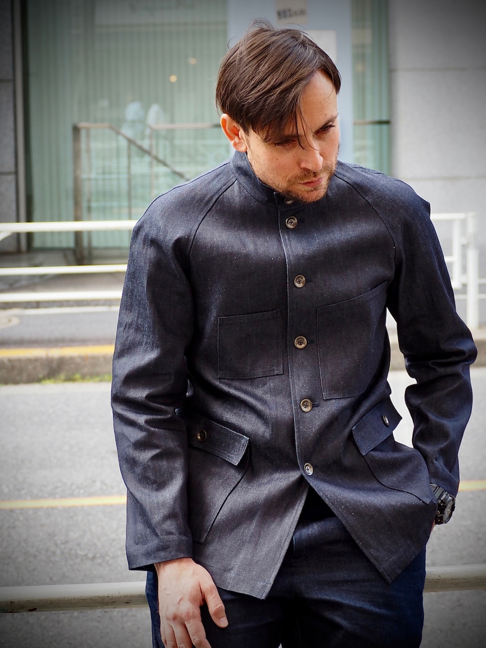 ブルー系のデニムジャケット、ブラック系のデジタル腕時計を着用したメンズの春コーディネートの3枚目の写真