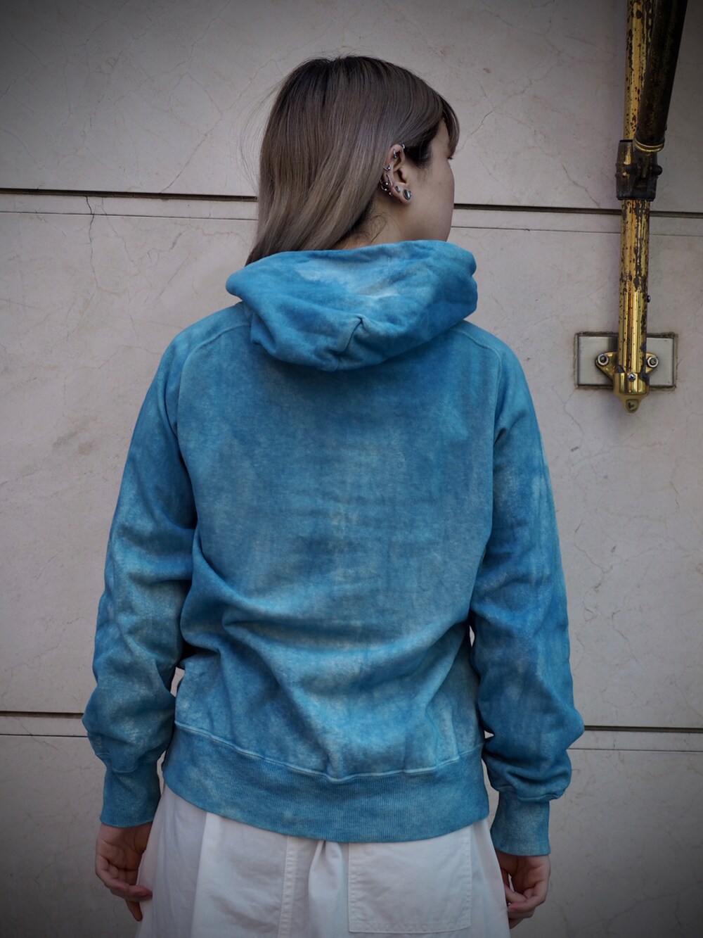 ブルー系のパーカーを着用したレディースの春コーディネートの5枚目の写真