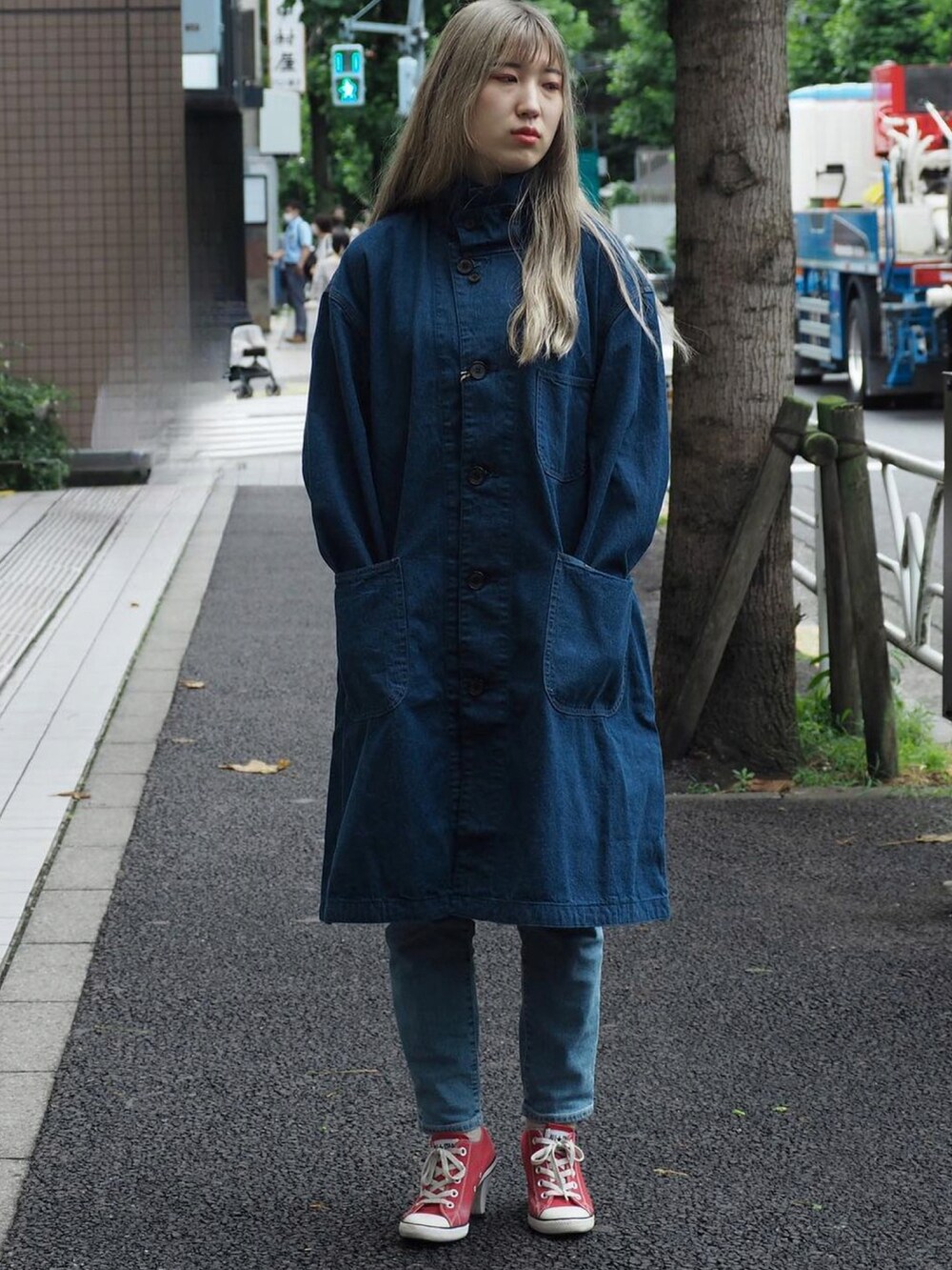 ブルー系のチェスターコート、ブルー系のシャツ/ブラウス、ブラック系のデジタル腕時計を着用したメンズの秋コーディネートの2枚目の写真