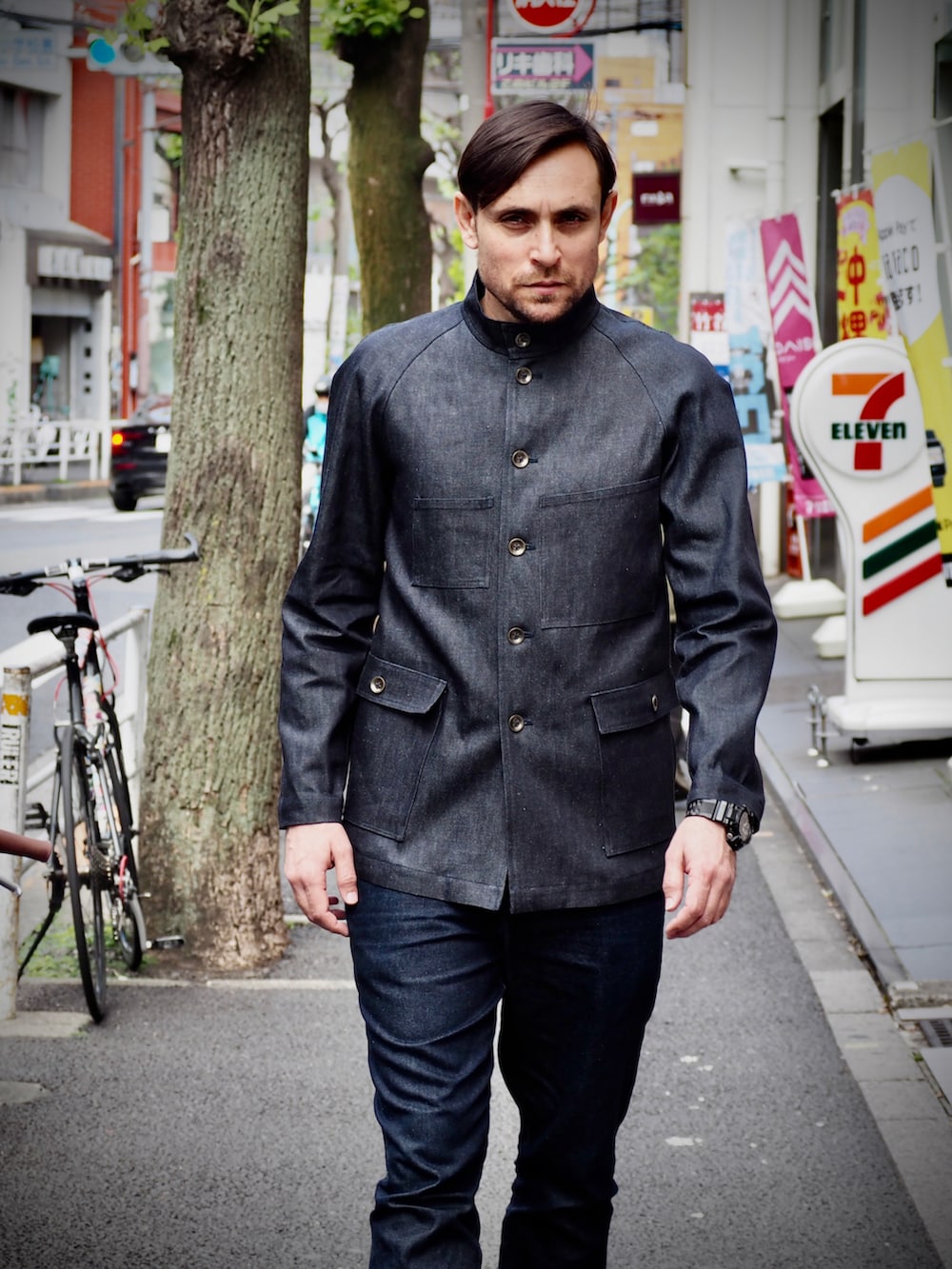 ブルー系のデニムジャケット、ブラック系のデジタル腕時計を着用したメンズの春コーディネートの4枚目の写真