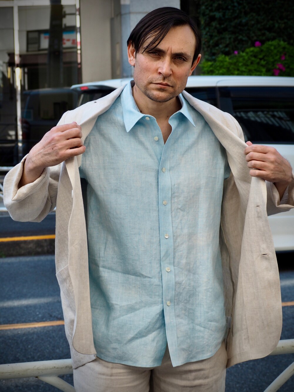 ブルー系のシャツ/ブラウス、ベージュ系のその他パンツ、ベージュ系のジャケット/アウターを着用したメンズの春コーディネートの4枚目の写真