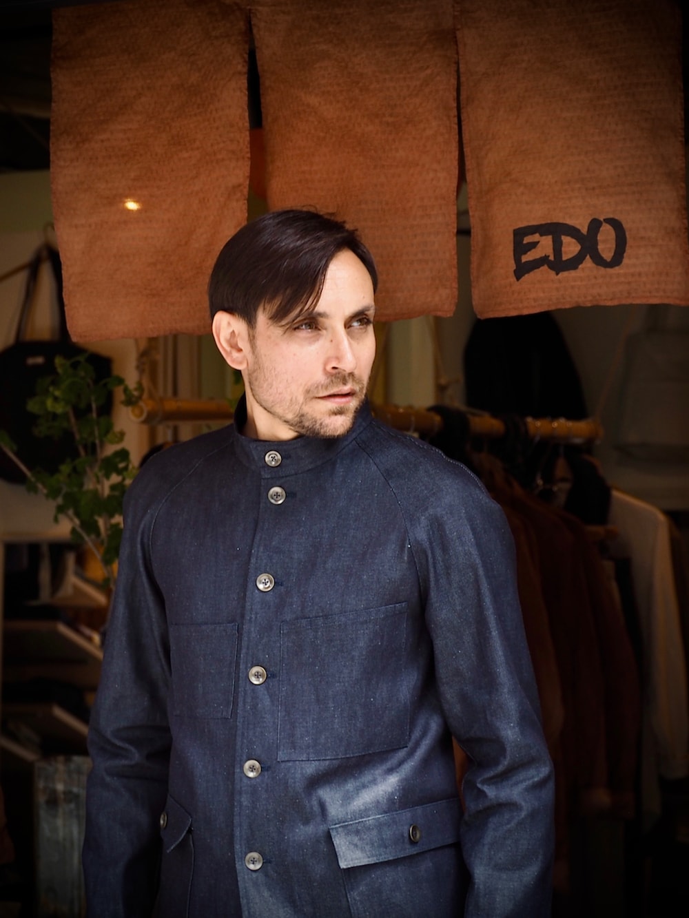 ブルー系のデニムジャケット、ブラック系のデジタル腕時計を着用したメンズの春コーディネートの2枚目の写真