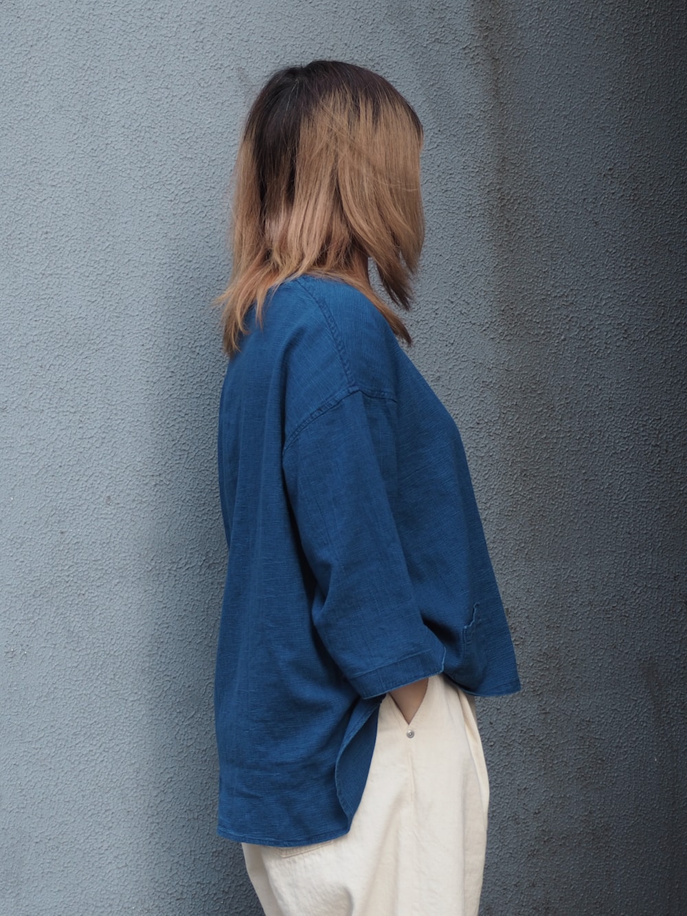 ブルー系のシャツ/ブラウス、ホワイト系のデニムパンツを着用したメンズの春コーディネートの2枚目の写真