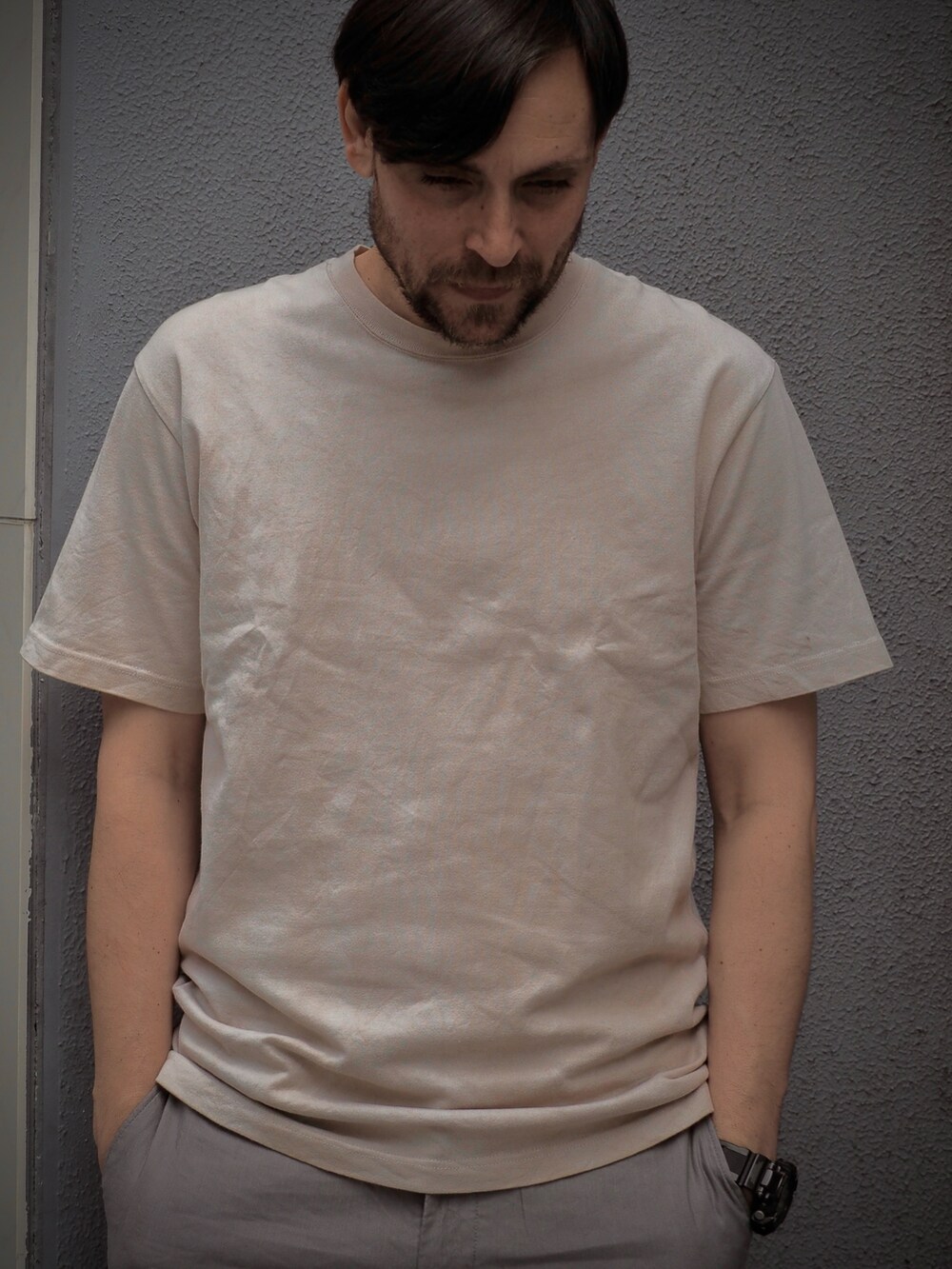 ベージュ系のTシャツ/カットソー、グレー系のその他パンツ、ホワイト系のその他シューズを着用したメンズの春コーディネートの4枚目の写真