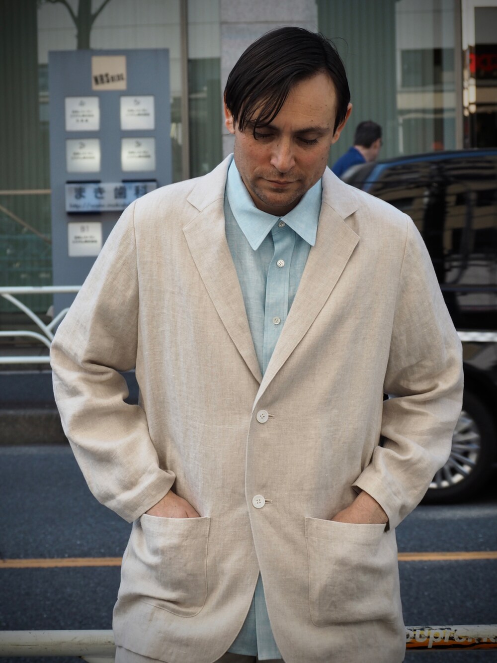 ブルー系のシャツ/ブラウス、ベージュ系のその他パンツ、ベージュ系のジャケット/アウターを着用したメンズの春コーディネートの3枚目の写真