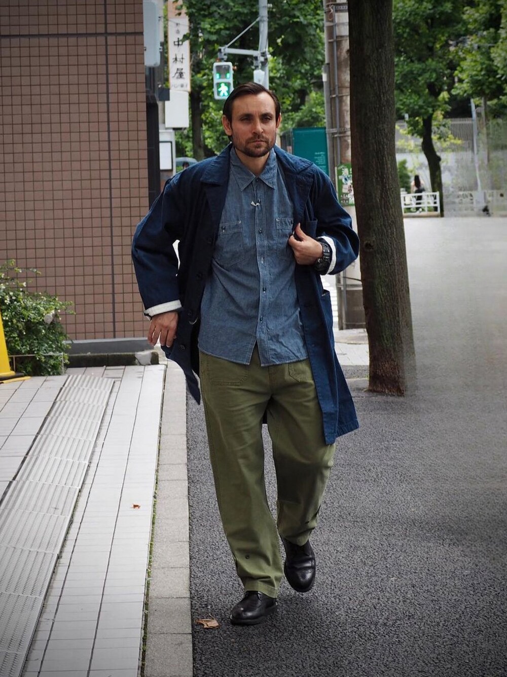 ブルー系のチェスターコート、ブルー系のシャツ/ブラウス、ブラック系のデジタル腕時計を着用したメンズの秋コーディネートの3枚目の写真