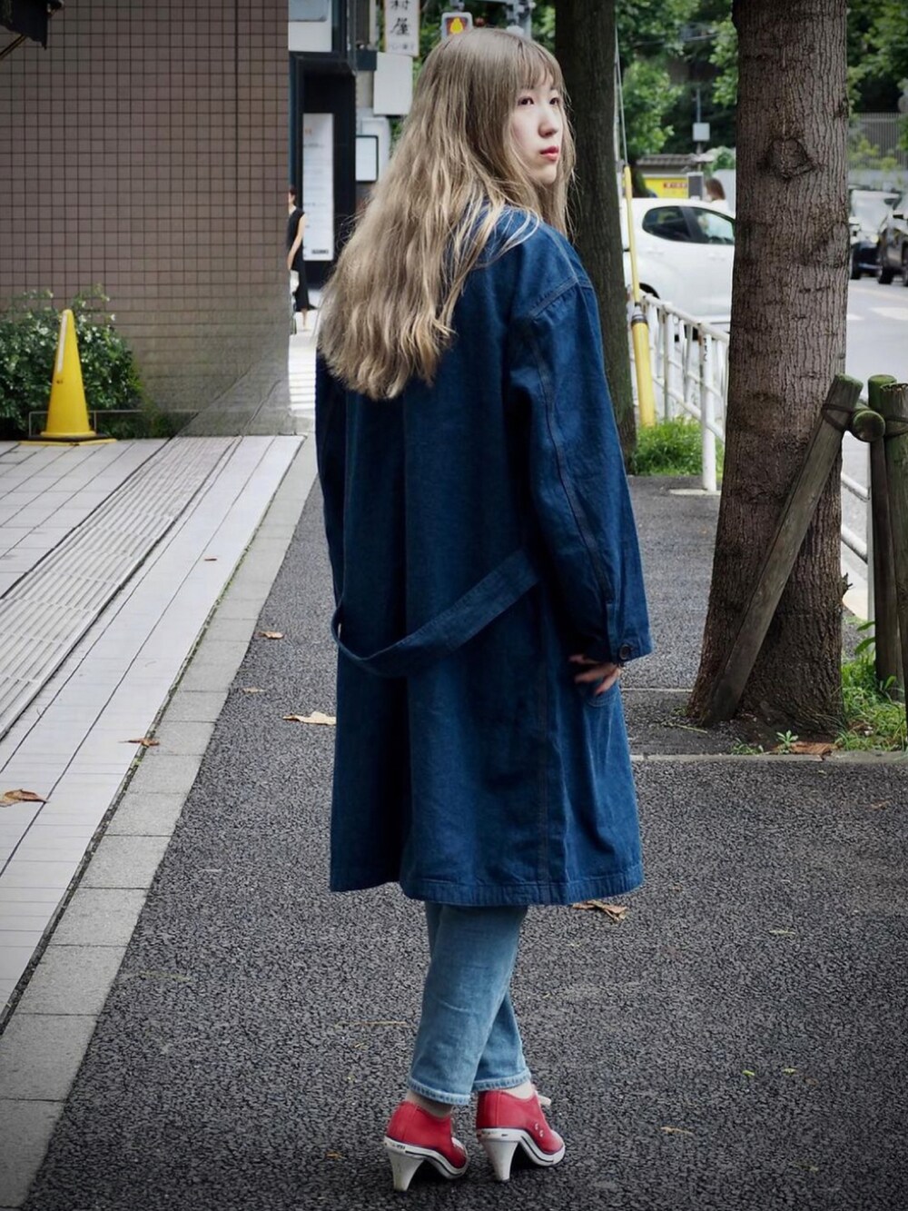 ブルー系のチェスターコート、ブルー系のシャツ/ブラウス、ブラック系のデジタル腕時計を着用したメンズの秋コーディネートの4枚目の写真