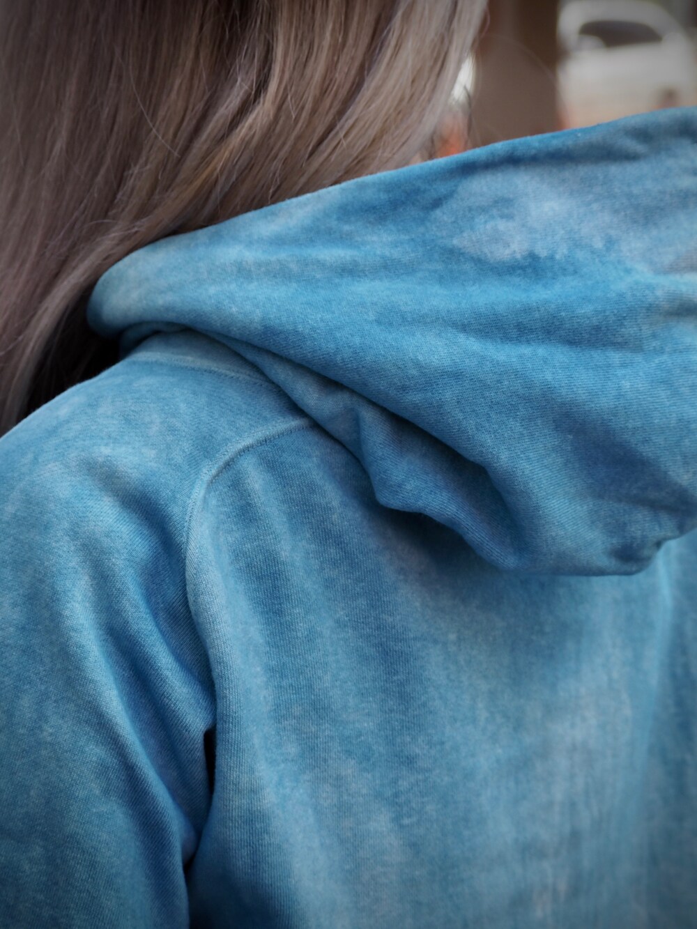 ブルー系のパーカーを着用したレディースの春コーディネートの3枚目の写真