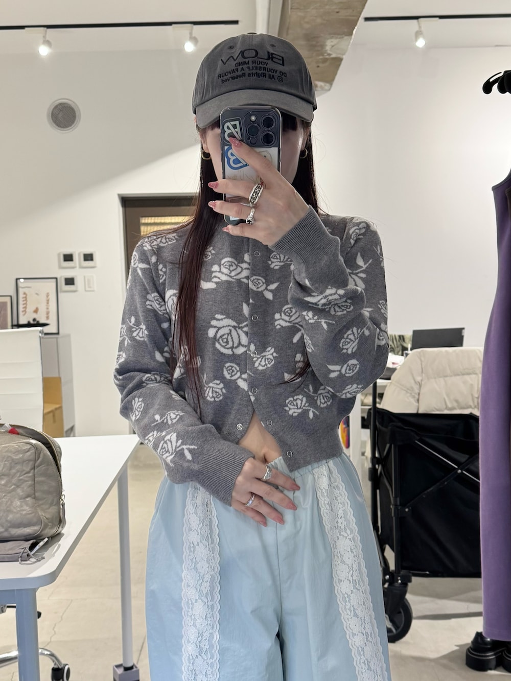「今日のコーデ、雨の日コーデ、花柄、グレー、ワイドパンツ、レースパンツ、低身長、骨格ナチュラル、153cm、春服コーデ、淡色女子、キャップ女子、ブルーコーデ」｜「VIOLETTAの【Select】フィグメントライクキャップ（キャップ、グレー系）」を使った、moeko0212さん（レディース・153cm）の春コーディネートの2枚目の写真