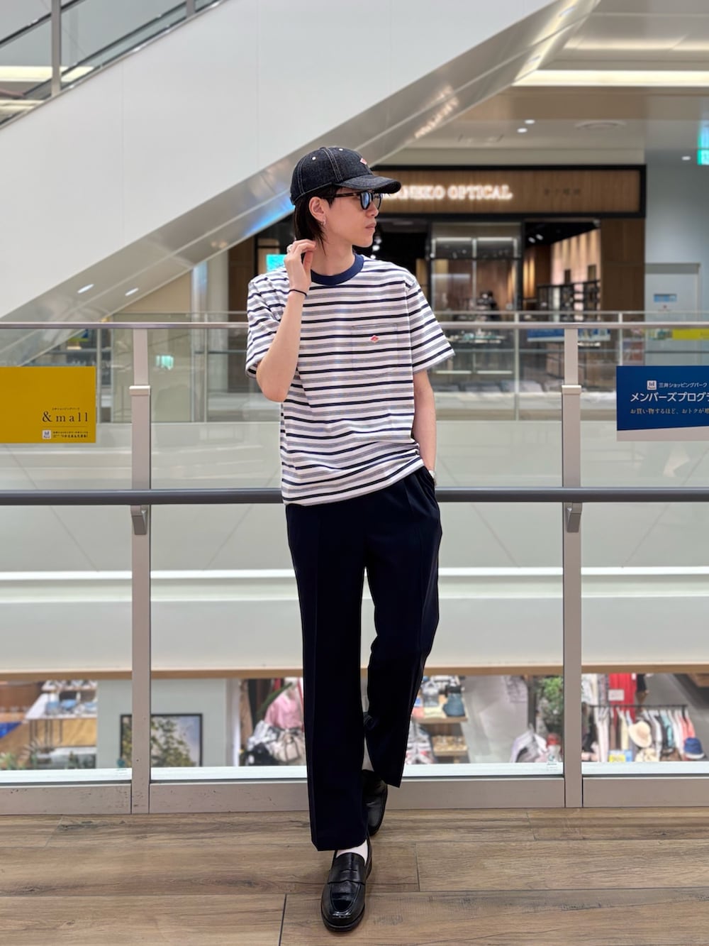 「サングラス、ワイドパンツ、やっぱり帽子が好き、夏コーデ、休日コーデ、メンズファッション、ファッションを楽しもう、ストリートカジュアル、シルバーアクセサリー、夏服、大人コーデ、夏だ！Tシャツ着よう！、革靴コーデ」｜「DANTONの【DANTON/ダントン】10oz DENIM 6PANEL CAP #DT-H0227 YMN（キャップ、ブルー系）」を使った、やまだ りさん（メンズ・173cm）の春コーディネートの2枚目の写真