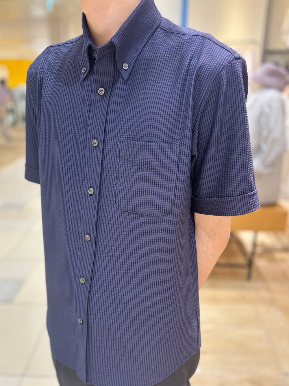 「シャツスタイル、キャップ、春服、メンズファッション」｜「NOLLEY’Sの《ビジカジ対応 / 吸水速乾》テープBD カノコ/サッカー 半袖シャツ（シャツ/ブラウス、ブルー系）」を使った、やまだ りさん（メンズ・173cm）の春コーディネートの2枚目の写真