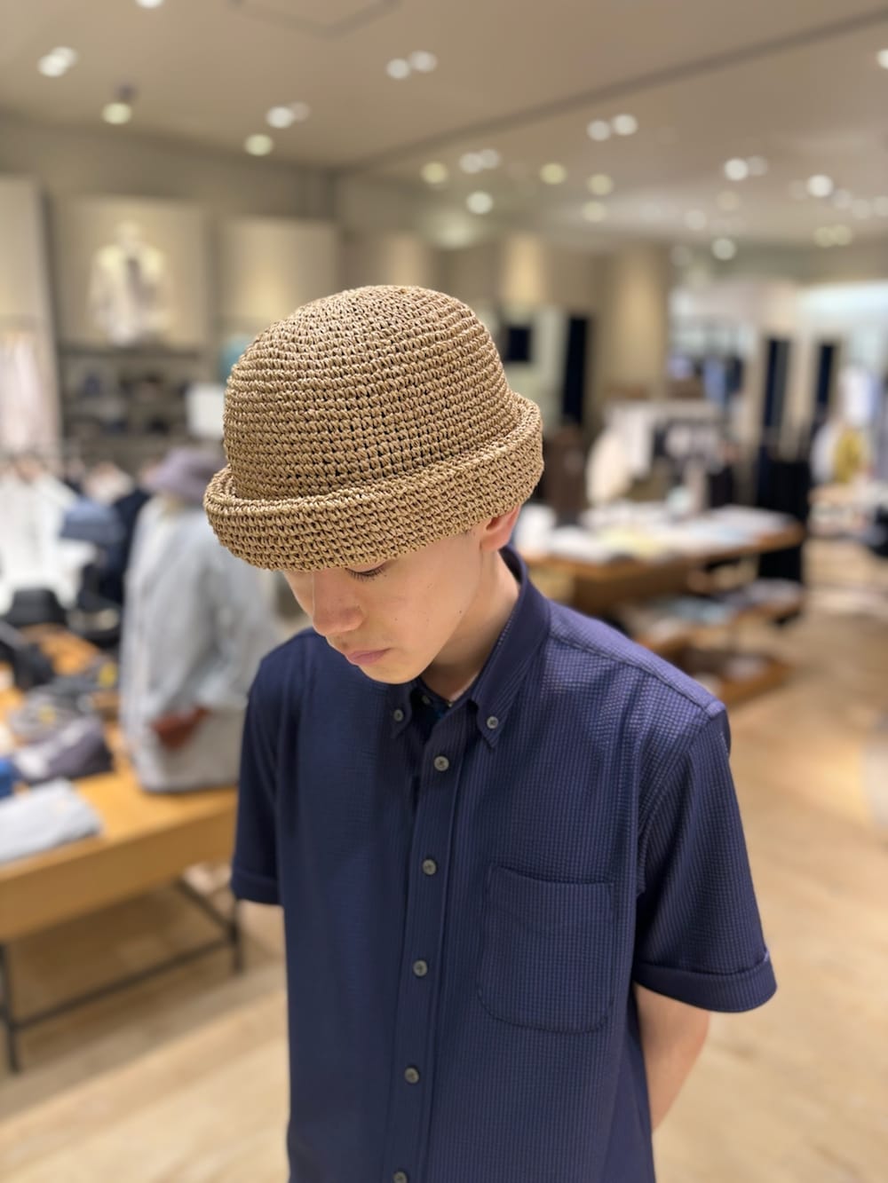 「シャツスタイル、キャップ、春服、メンズファッション」｜「NOLLEY’Sの《ビジカジ対応 / 吸水速乾》テープBD カノコ/サッカー 半袖シャツ（シャツ/ブラウス、ブルー系）」を使った、やまだ りさん（メンズ・173cm）の春コーディネートの3枚目の写真