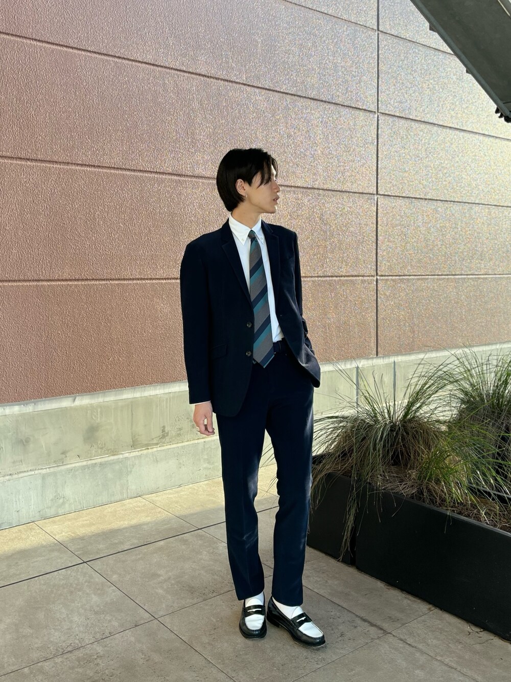 「秋コーデ、セットアップ、大人カジュアル、ファッションを楽しもう、おしゃれさんと繋がりたい」｜「NOLLEY’Sの《ビジカジ対応/吸水速乾》ドライマスター テープBDシャツ 24AW（シャツ/ブラウス、ホワイト系）」を使った、やまだ りさん（メンズ・173cm）の秋コーディネートの2枚目の写真