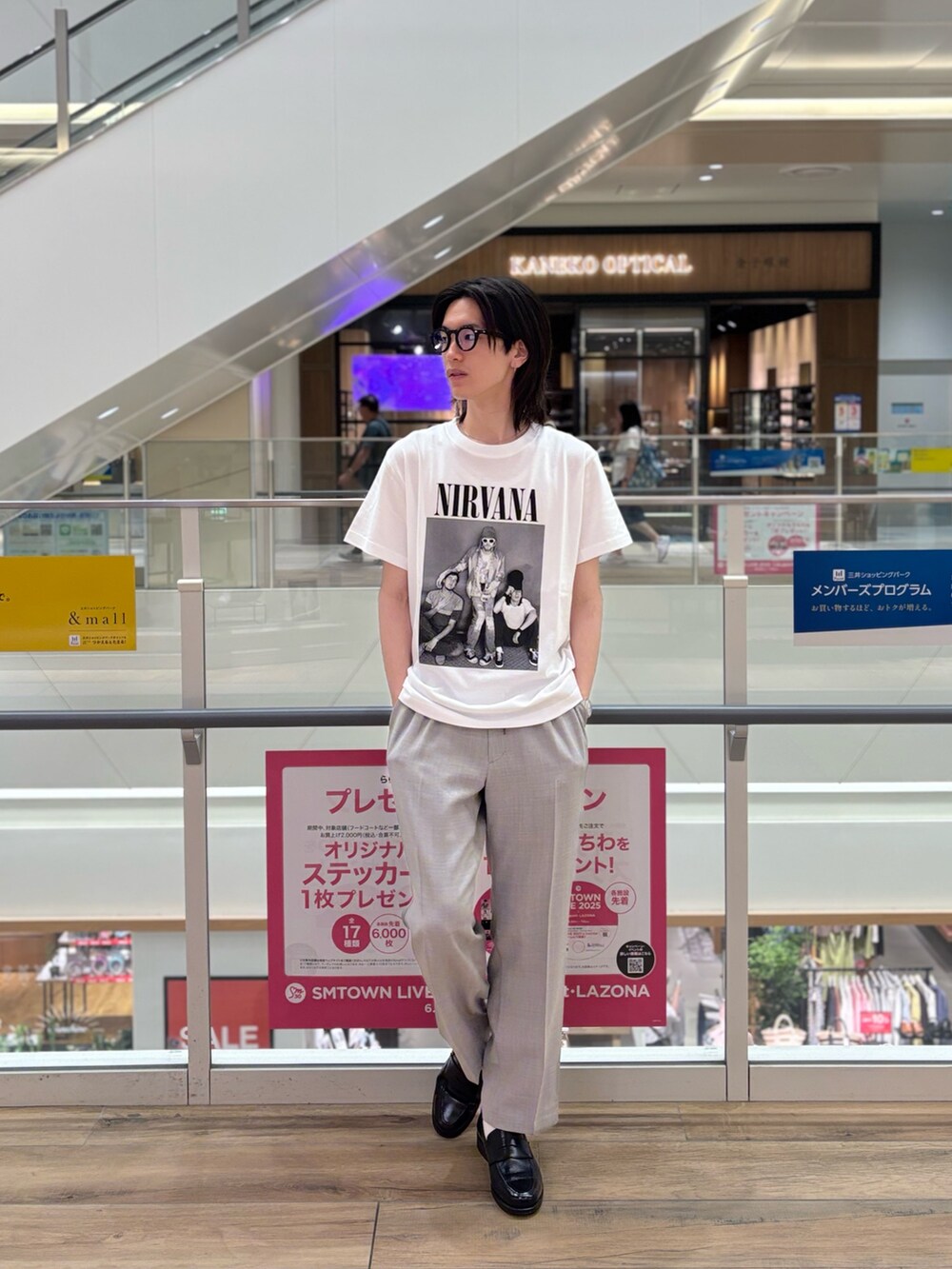 ホワイト系のTシャツ/カットソー、グレー系のその他パンツ、ブラック系のローファーを着用したメンズの夏コーディネートの4枚目の写真