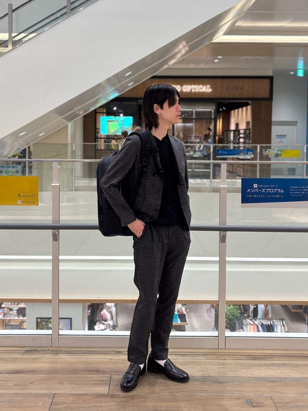 「ootd、春夏コーデ、メンズコーデ、シンプルスタイル、ファッションを楽しもう、お洒落さんとつながりたい、おでかけコーデ、シンプル、outfit、ファッションの力を信じよう、イージーパンツ、ショルダーバッグ、いいね、save、フォローお願いします🤑」｜「NOLLEY’Sの《セットアップ/ビジカジ対応》COOL DOTS/クールドッツ JK 25SS（テーラードジャケット、グレー系）」を使った、やまだ りさん（メンズ・173cm）の春コーディネートの2枚目の写真