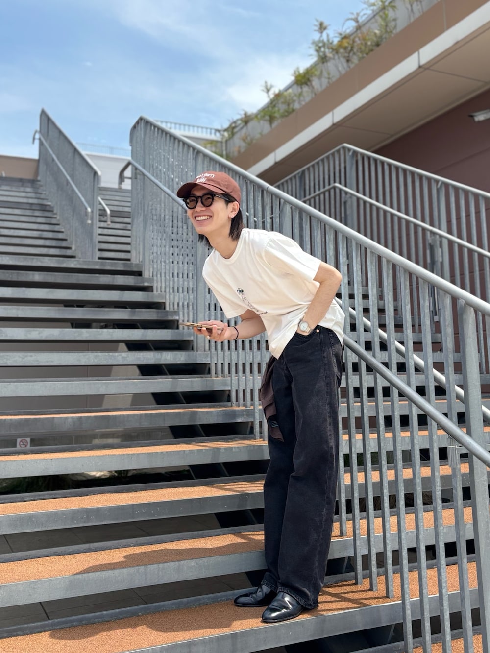 「白Tシャツ、キャップ、シンプルコーデ、ゆるコーデ、カジュアルコーデ、初夏コーデ、最近のいい感じコーデ、お洒落さんとつながりたい、デニムコーデ、デートコーデ、お出かけコーデ、メンズコーデ、メンズファッション、アウトドアスタイル」|「BARNS OUTFITTERSの【BARNS OUTFITTERS/バーンズアウトフィッターズ】別注プリントTシャツ come as you are(Tシャツ/カットソー、ホワイト系)」を使った、やまだ りさん(メンズ・173cm)の春コーディネートの2枚目の写真