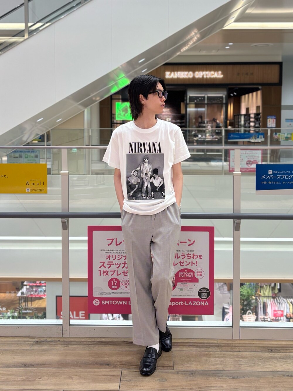 ホワイト系のTシャツ/カットソー、グレー系のその他パンツ、ブラック系のローファーを着用したメンズの夏コーディネートの2枚目の写真
