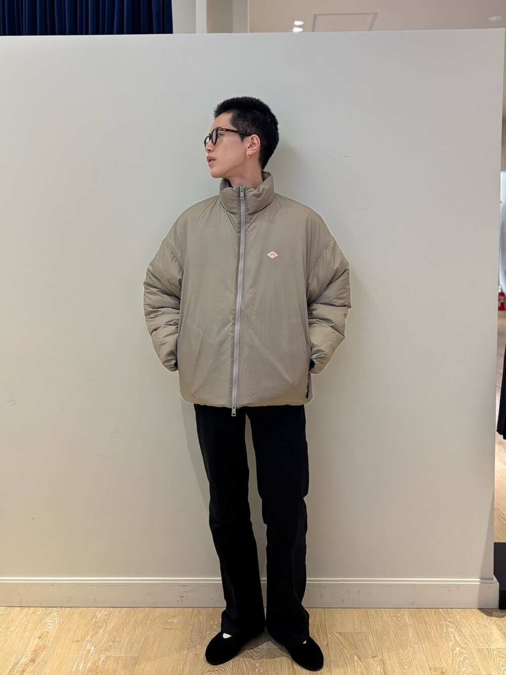 ベージュ系のダウンジャケット/コートを着用したメンズの冬コーディネートの2枚目の写真