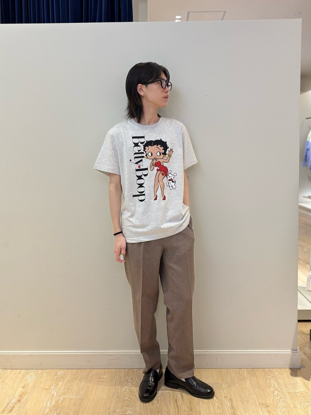 グレー系のTシャツ/カットソー、ベージュ系のその他パンツ、ブラック系のローファーを着用したメンズの夏コーディネートの2枚目の写真