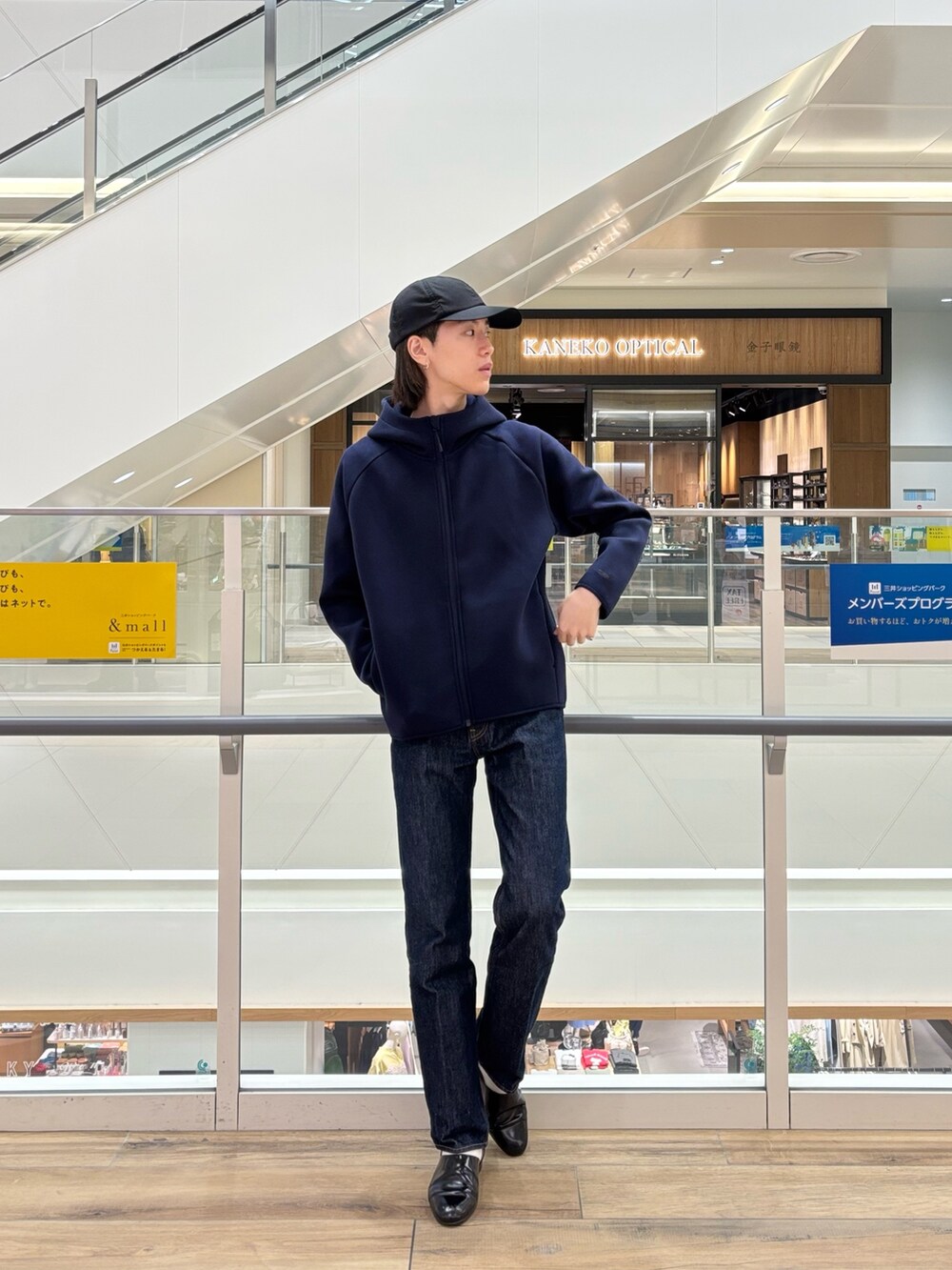 「今日のコーデ、かんたん！着回しコーデ術、お出かけコーデ、オトナカジュアル、春、きれいめコーデ、キャップ、初春コーデ、デニムコーデ、モノトーン、春服コーデ、ootd、大人カジュアル、革靴、春色」｜「NOLLEY’Sのクジラ刺繍 ダンボールニット ジップパーカー 24AW（パーカー、ブルー系）」を使った、やまだ りさん（メンズ・173cm）の冬コーディネートの2枚目の写真