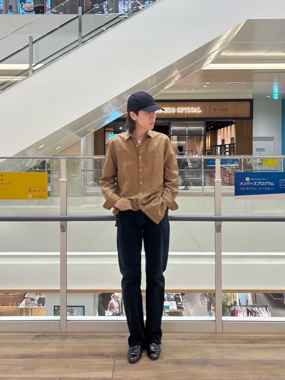 「古着MIX、春コーデ、シアートップス、春めき満開コーデ、大人カジュアル、メンズファッション、シンプルスタイル、お出かけコーデ、お洒落さんとつながりたい、春夏コーデ、オトナカジュアル、ラフコーデ、ブラックデニム、春服みてみて、春のNewスタイル」|「NOLLEY’Sのキュプラリネン レギュラーカラーシャツ 25SS(シャツ/ブラウス、ベージュ系)」を使った、やまだ りさん(メンズ・173cm)の春コーディネートの2枚目の写真